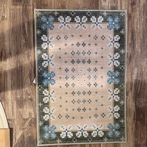 Floral Patterned Area Rug - Blue and Cream